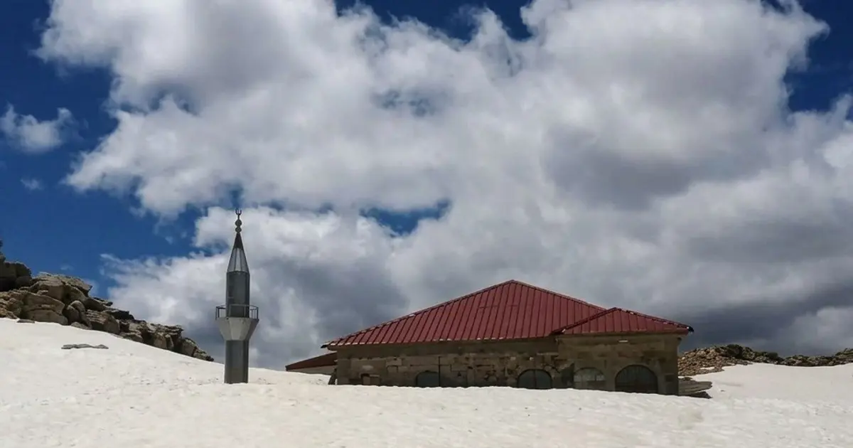 741 yıllık cami karlar altında kaldı. Türk-İslam varlığının erken dönem yapılarından