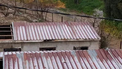 Dolu yağışı etkili oldu, yollar beyaza büründü
