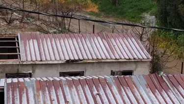 Dolu yağışı etkili oldu, yollar beyaza büründü