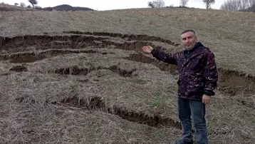 Tokat’ta yağış sonrası heyelan tarlayı kullanılamaz hale getirdi