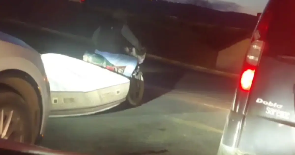 Trafikte 'pes' dedirten görüntü: Motosikletle yatak taşıdı