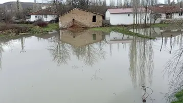 Kar suları eriyince ırmak taştı. Çiftçiler zor durumda