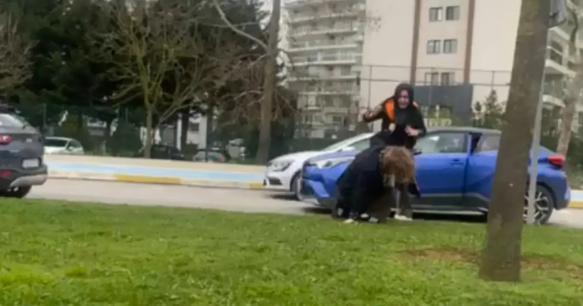 İstanbul trafiğinde saç saça kavga! Kimseye aldırmadı, yerlerde sürükledi