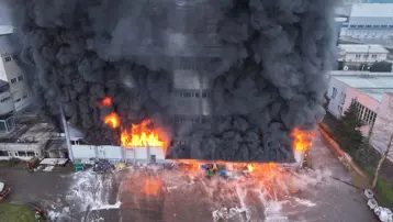 Trabzon'da fabrikada yangın! Alevler binayı esir aldı