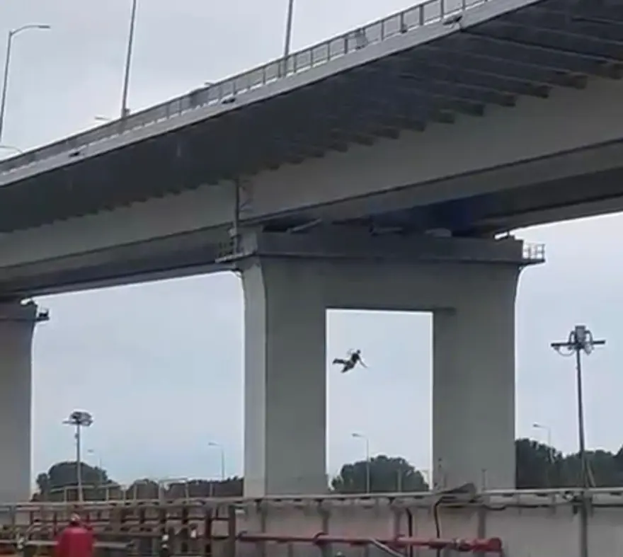 KENDİNİ ANİDEN AŞAĞIYA BIRAKTI 2 KENDİNİ ANİDEN AŞAĞIYA BIRAKTI 2