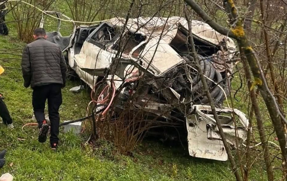 Fındık bahçesine yuvarlanan minibüste 2 kişi yaralı