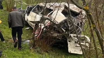 Fındık bahçesine yuvarlanan minibüste 2 kişi yaralı