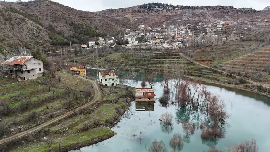 Son yılların en yoğun yağışını aldı. Evler sular altında kaldı 1
