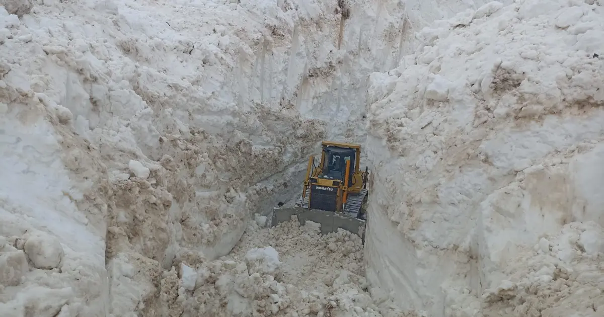Yüksekova’da 8 metrelik kar tünelleri. İş makinesi içinde kayboldu