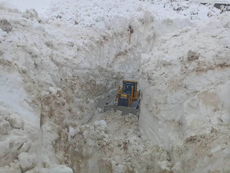 Yüksekova’da 8 metrelik kar tünelleri. İş makinesi içinde kayboldu