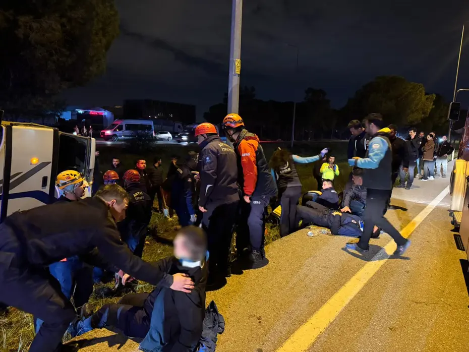 Antalya’da ceza infaz kurumuna ait servis aracı devrildi: 16 yaralı