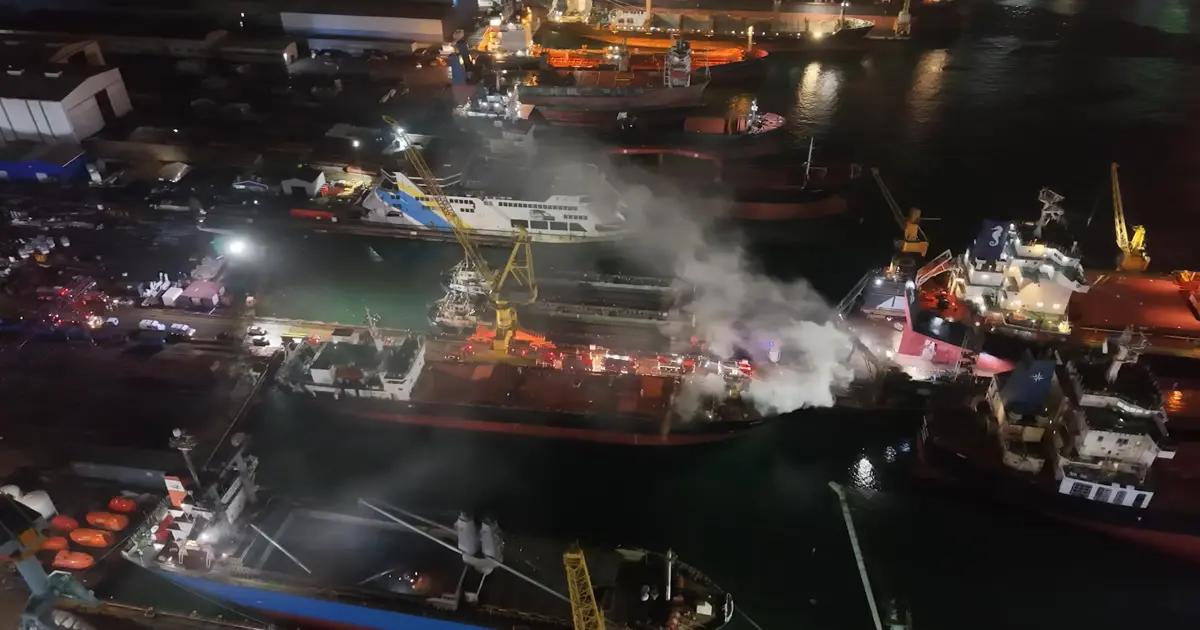 İstanbul'da 120 metrelik gemide yangın