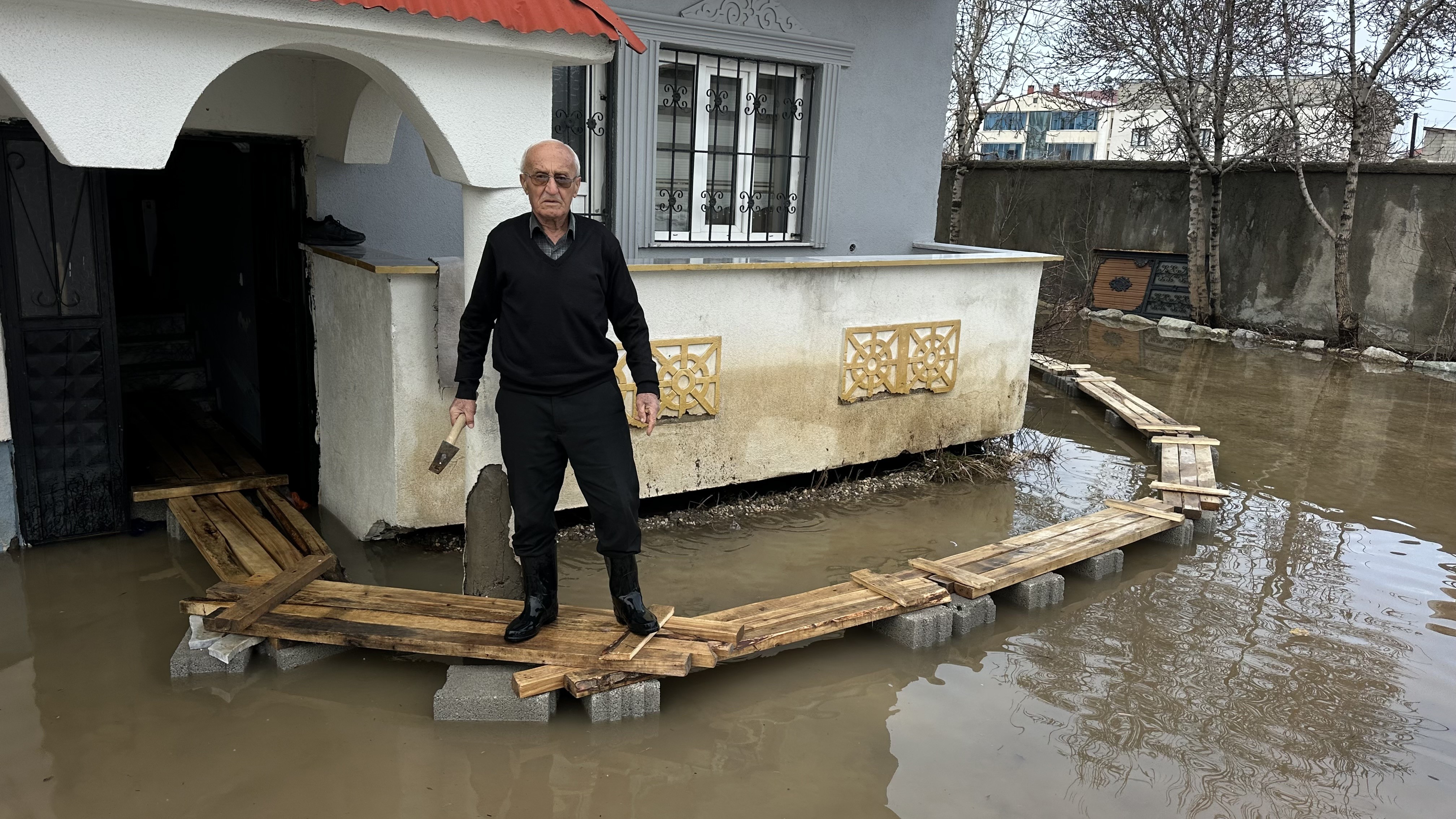 Mahalleler sular altında kaldı. Ahşap köprülerle ulaşım sağlanıyor, mahalleli endişeli