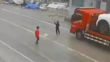 Yola fırlayan çocuk ölümden döndü