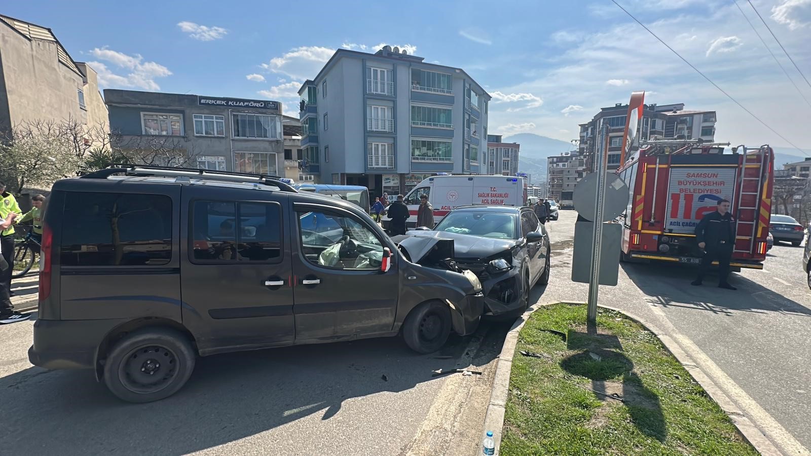 Hafif ticari ve SUV tipi araç çarpıştı. 4 yaralı