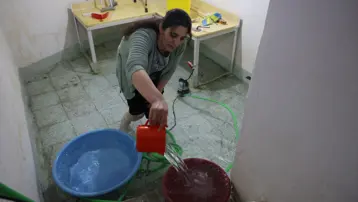 Evlerinin altından çıkmaya başladı. Gece nöbete tutuyorlar