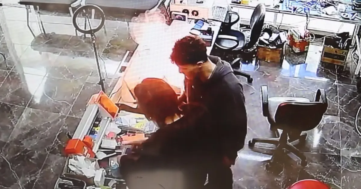 Cep telefonu bomba gibi patlayıp alev aldı. "Şişmiş batarya saatli bomba gibidir"