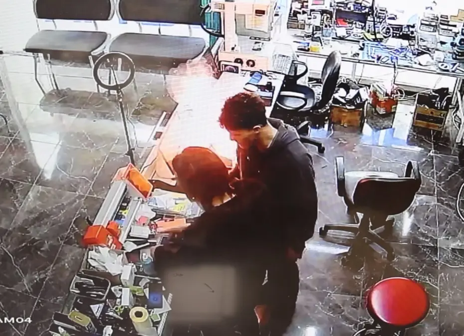 Cep telefonu bomba gibi patlayıp alev aldı. 