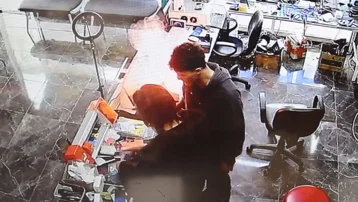 Cep telefonu bomba gibi patlayıp alev aldı. "Şişmiş batarya saatli bomba gibidir"