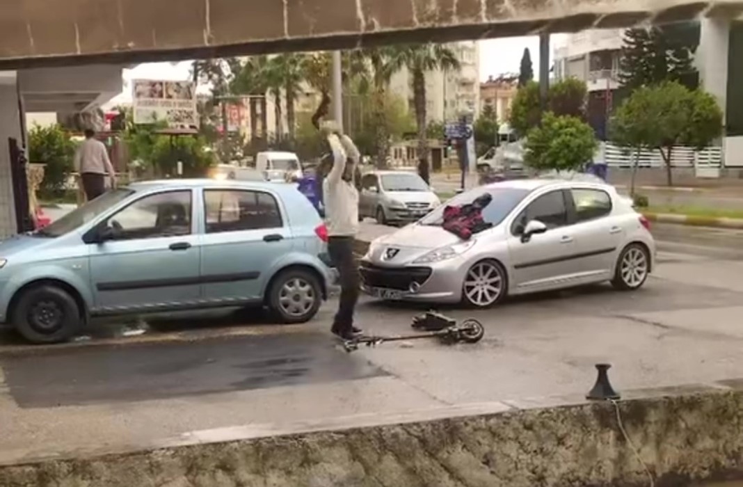 Bozulan scootera sinirlendi, öfkesini taşla parçalayarak çıkardı