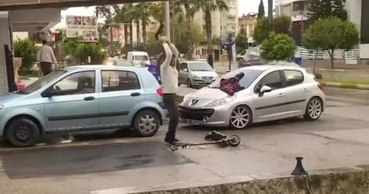 Bozulan scootera sinirlendi, öfkesini taşla parçalayarak çıkardı