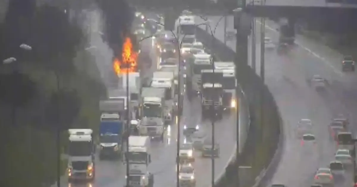 Korkutan yangın: TIR seyir halindeyken alev alev yandı