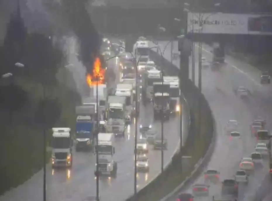 Korkutan yangın: TIR seyir halindeyken alev alev yandı