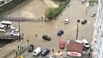 Adana'da yağmur hayatı felç etti: Dereler taştı, yollar göle döndü