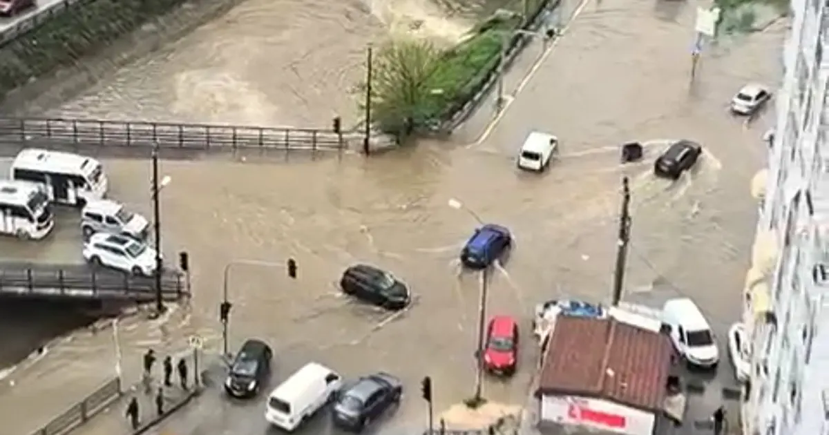 Adana'da yağmur hayatı felç etti: Dereler taştı, yollar göle döndü