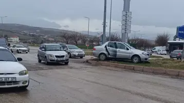 Elazığ’da otomobiller çarpıştı: 3 yaralı
