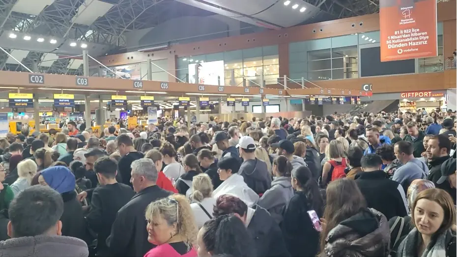 Uçuşlara hava muhalefeti engeli: Sabiha Gökçen'de 127 sefer iptal edildi