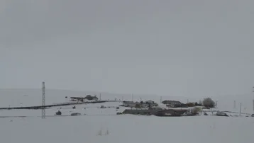 Köy kar altında kaldı. Kış geri döndü
