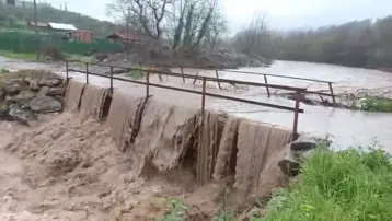 Bursa'da aşırı yağışlar köprüyü trafiğe kapattı