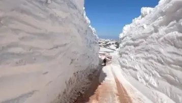 Tokat’ta kar duvarları yolu tünele çevirdi