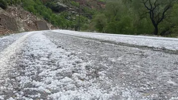Erzincan’da dolu yağışı etkili oldu