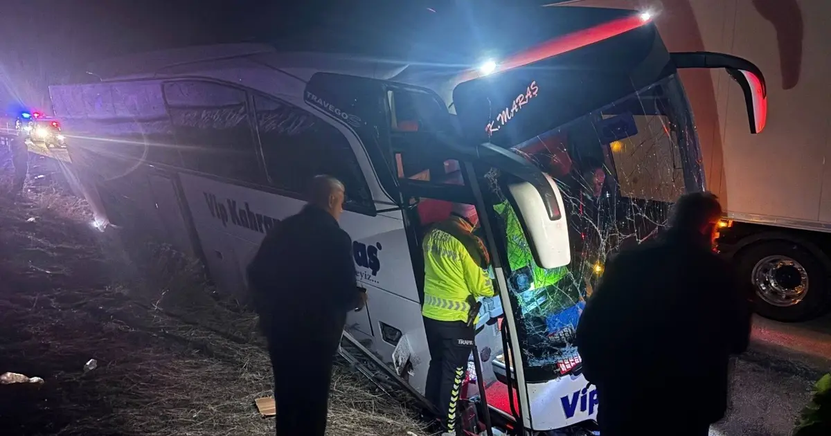 Erzincan’da yolcu otobüsü kontrolden çıkarak bariyerlere çarptı