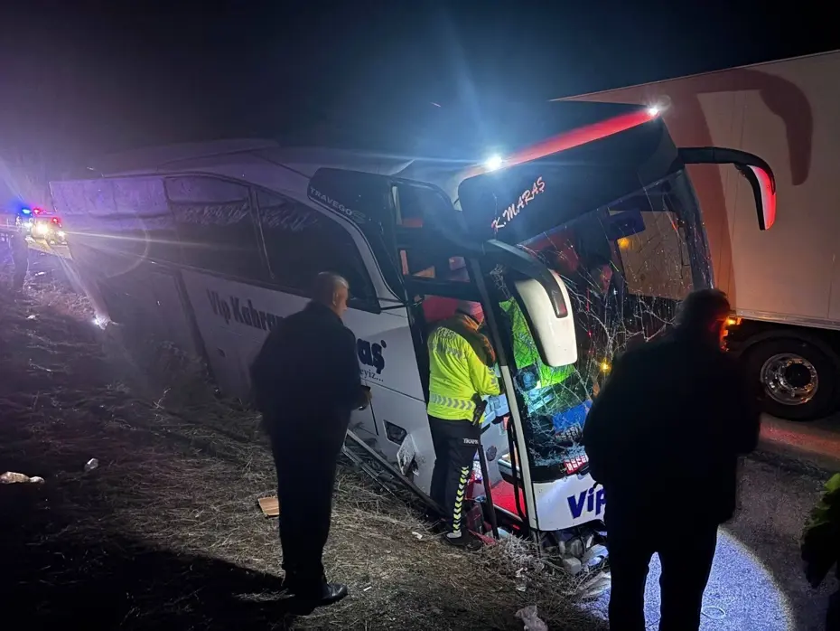 Erzincan’da yolcu otobüsü kontrolden çıkarak bariyerlere çarptı