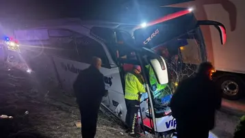 Erzincan’da yolcu otobüsü kontrolden çıkarak bariyerlere çarptı