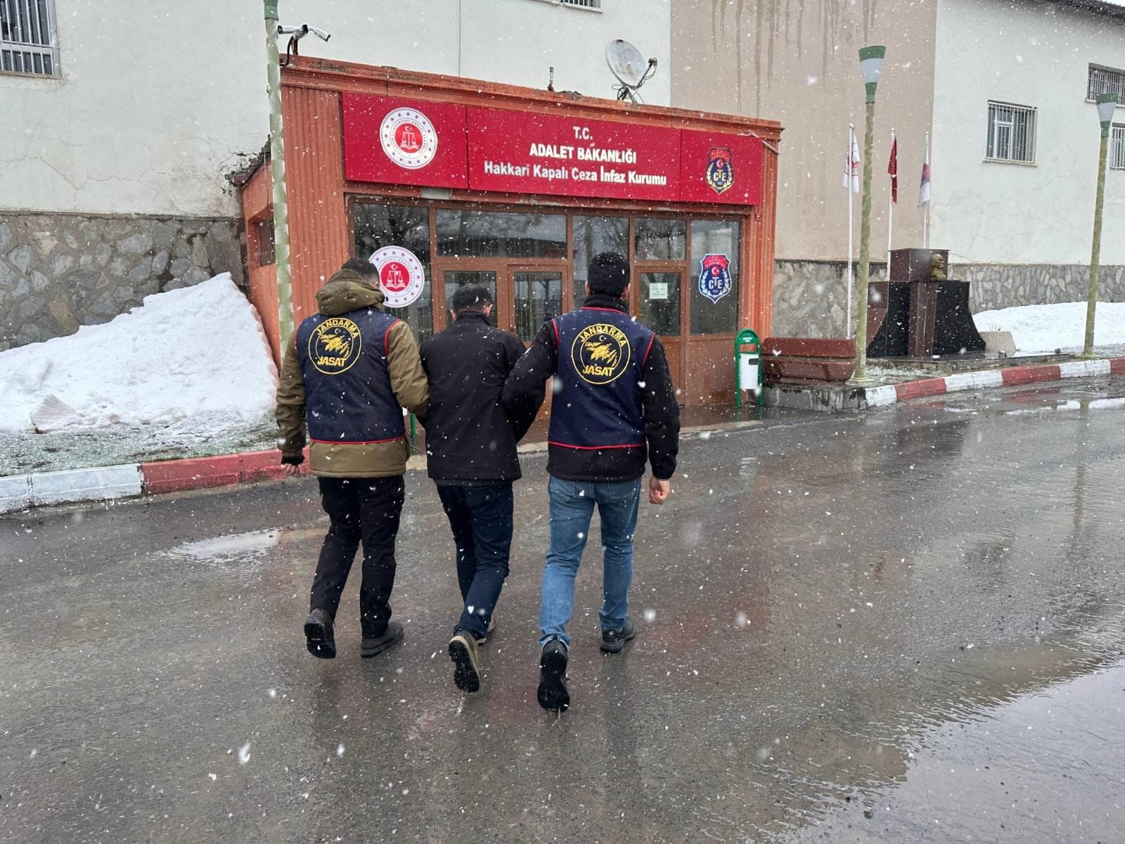 Hakkari'de kesinleşmiş hapis cezası olan şüpheli teslim oldu