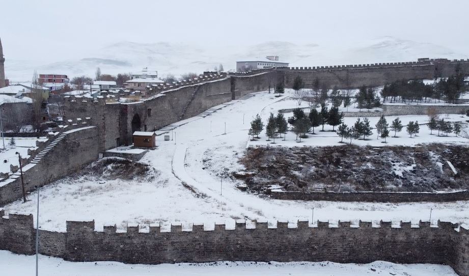 Kanuni Sultan Süleyman'ın emriyle yapıldı. Yaklaşık 500 yıldır sapasağlam ayakta