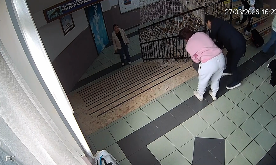 Okul müdüründen hayat kurtaran Heimlich manevrası