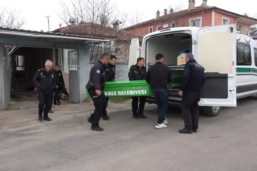 Aile faciası. Oğullarından biri bıçakladı, diğeri baltayla öldürdü 
