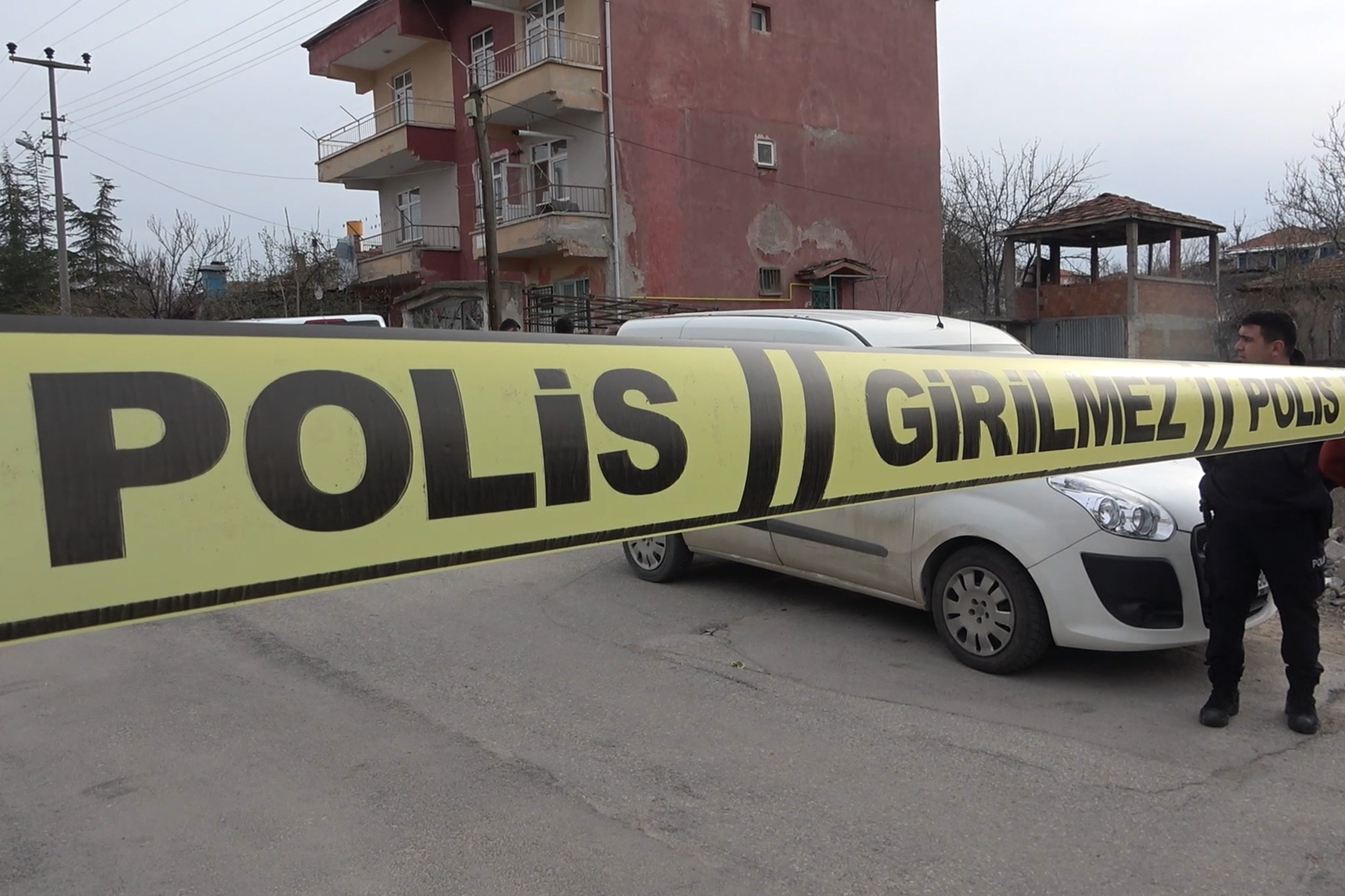 Aile faciası. Oğullarından biri bıçakladı, diğeri baltayla öldürdü