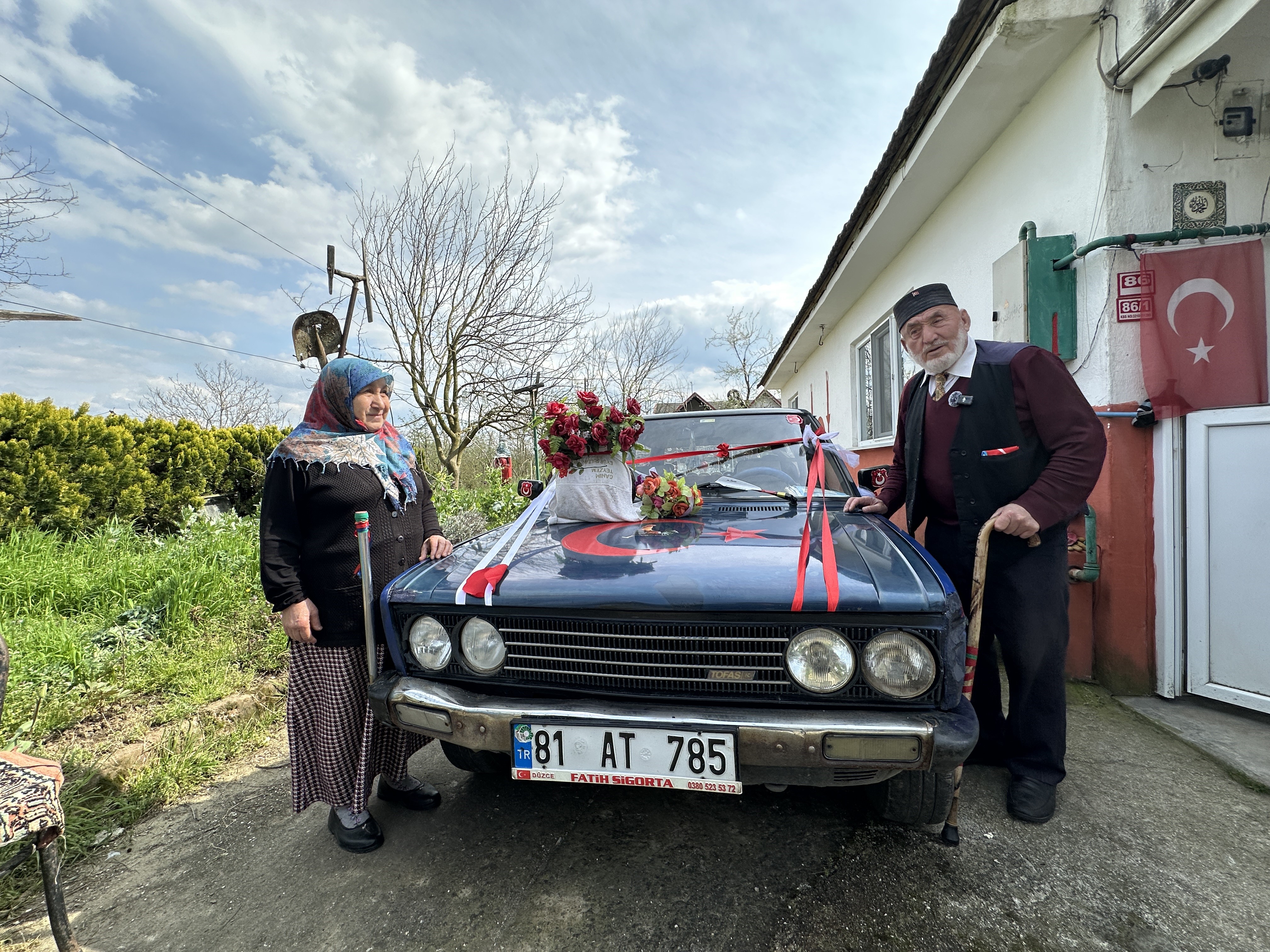 86 yaşındaki Adem dede eşine aşkını haykırdı. Gelin arabası süsledi, şiir yazdı