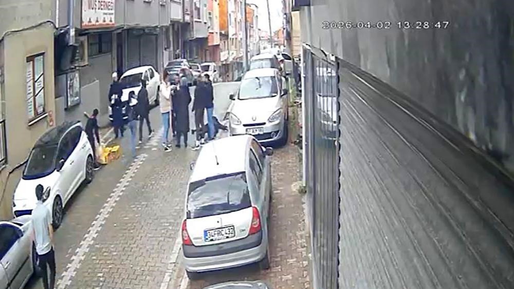 Sokak ortasında dehşeti yaşattılar. Dayaktan bayılan kadını dövmeye devam ettiler! 