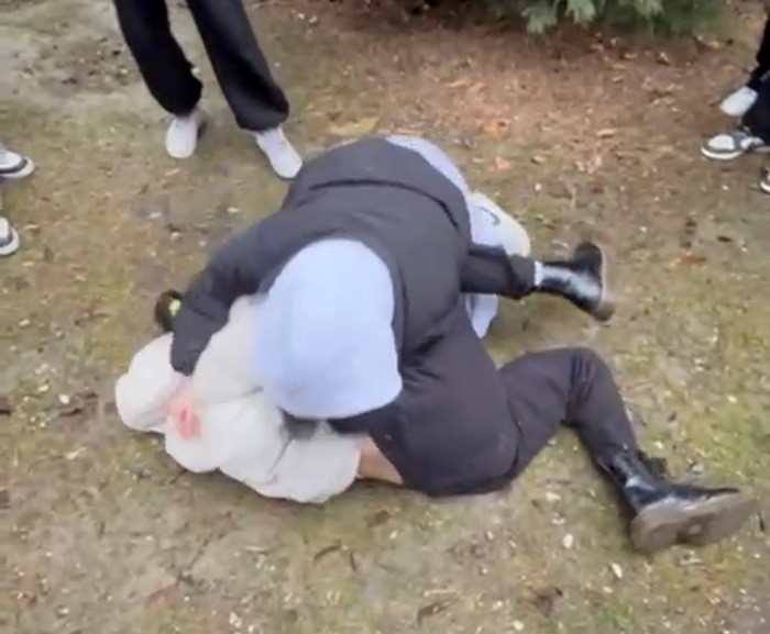 Bolu'da akran dehşeti. Saç başa girdiler, defalarca kez tekmelediler