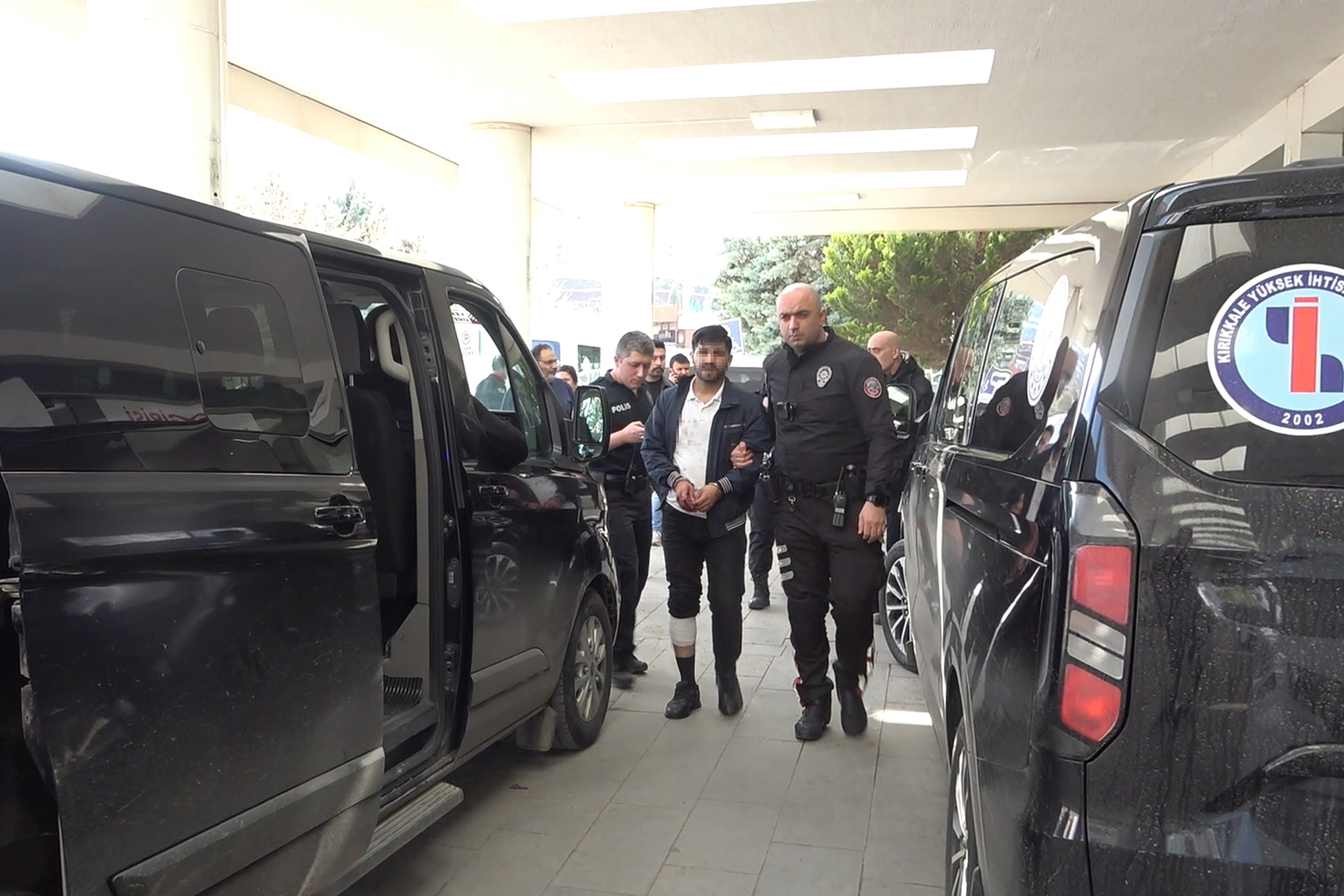 Erkek arkadaşıyla bebek sahibi oldu, kardeşleri hastaneyi bastı