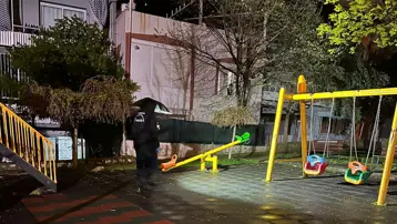 Parkta 3 yaşındaki çocuğu bıçakladı