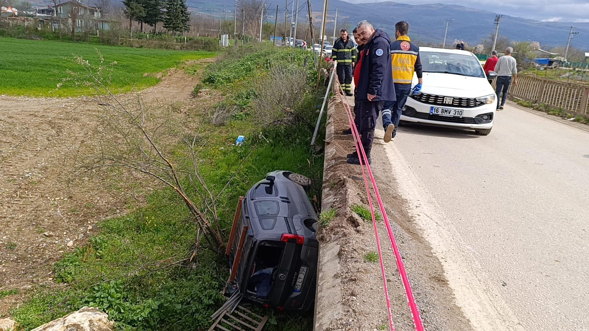 Bursa'da 3 araç birbirine girdi. 4 kişi yaralı