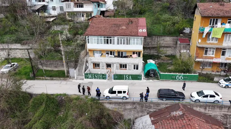 Ekipleri harekete geçiren yazı. Evinin her yerine yazdı, mahalleli ihbar etti 2 Ekipleri harekete geçiren yazı. Evinin her yerine yazdı, mahalleli ihbar etti 2